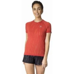 Odlo T-Shirt Manches Courtes Zeroweight Ceramic Femme Rouge 8 Odlo T-Shirt Manches Courtes Zeroweight Ceramic Femme Rouge -Salomon Boutique main 313971 30853 Model Front Crop 1 0152